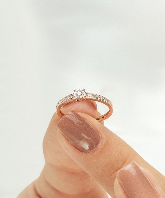 Gold ring with diamonds