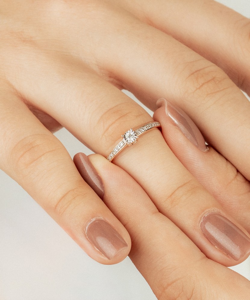 Gold ring with diamonds