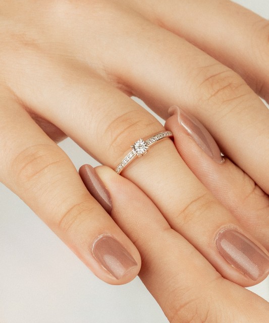 Kultasormus timanteilla