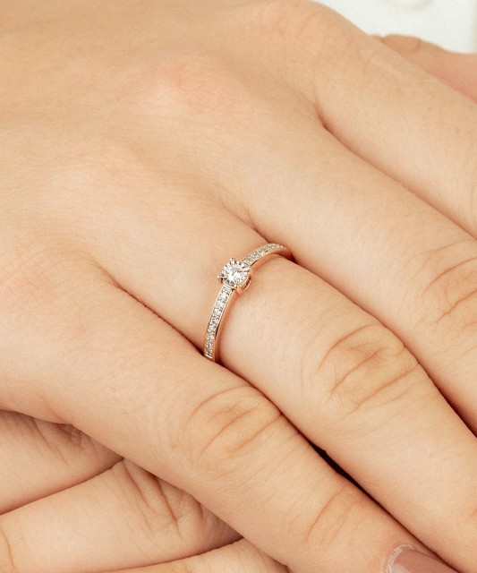 Gold ring with diamonds