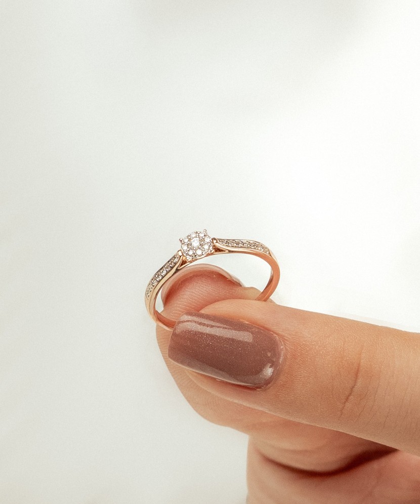 Gold ring with diamonds