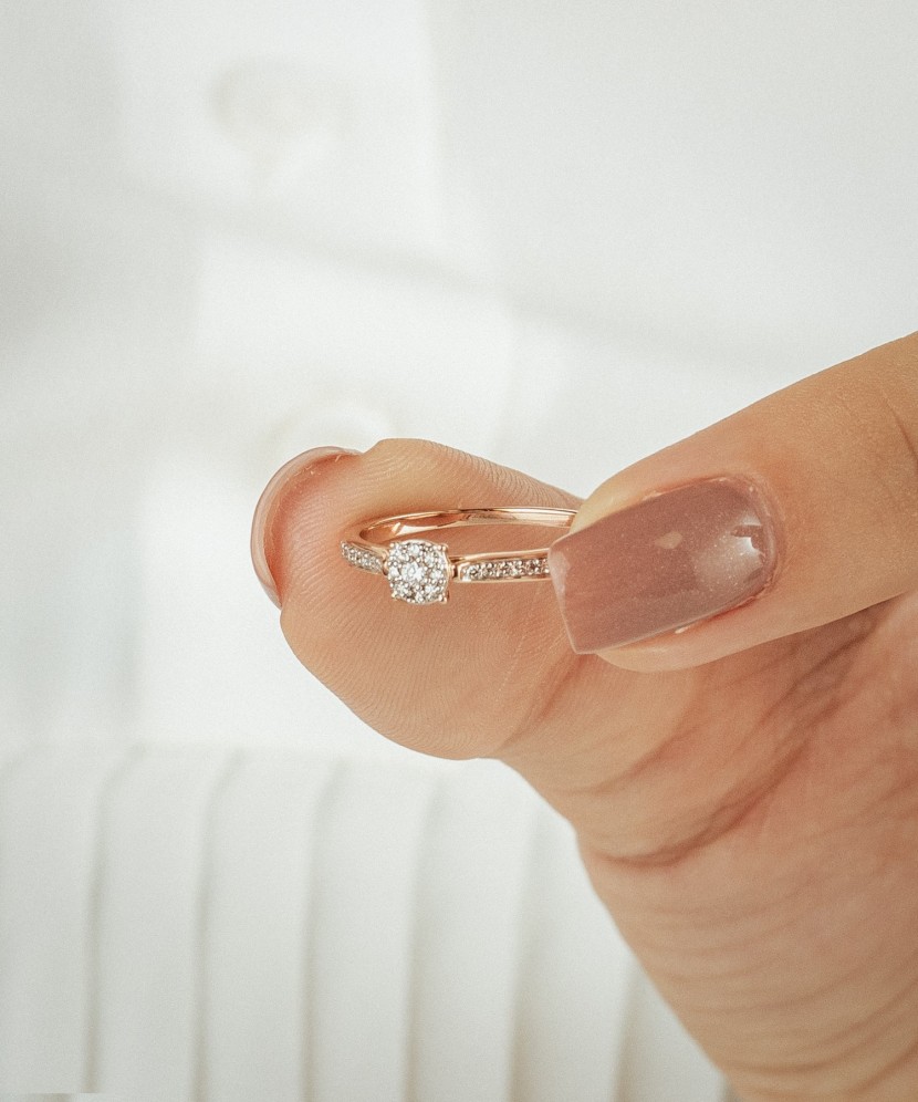 Kultasormus timanteilla