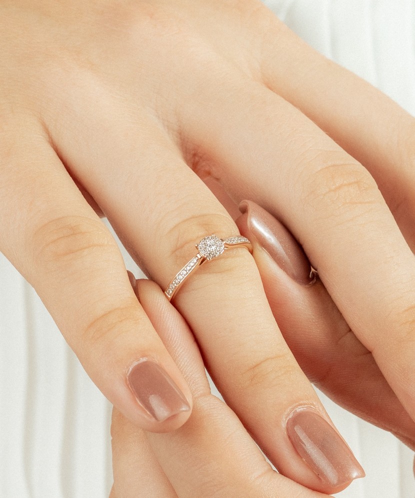 Gold ring with diamonds