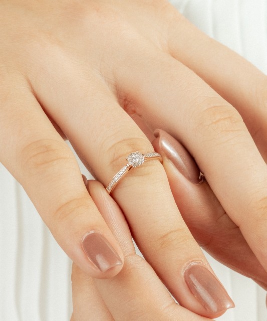 Gold ring with diamonds