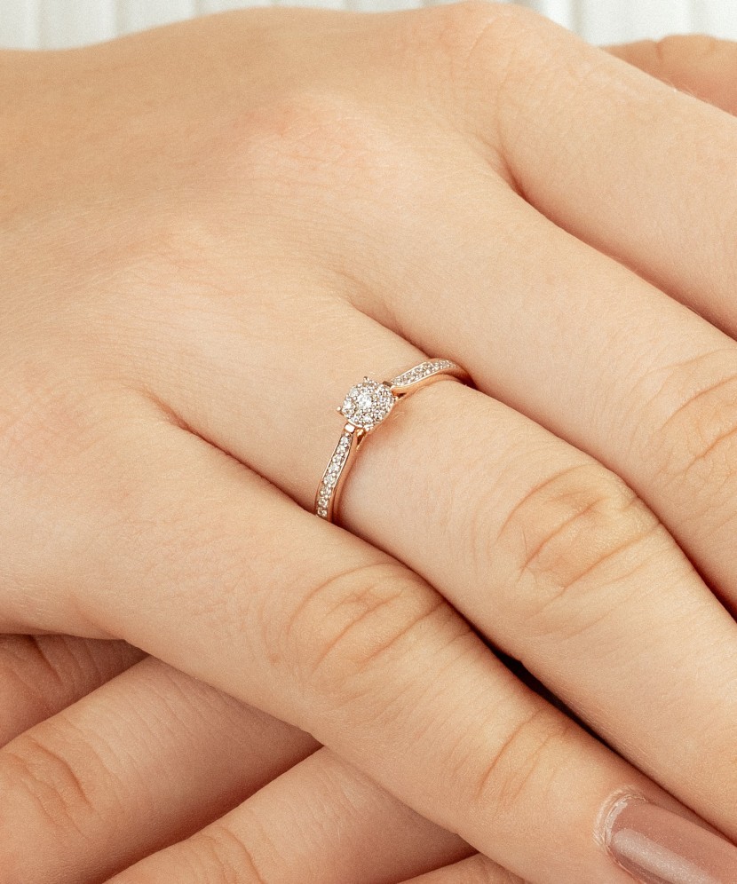 Gold ring with diamonds