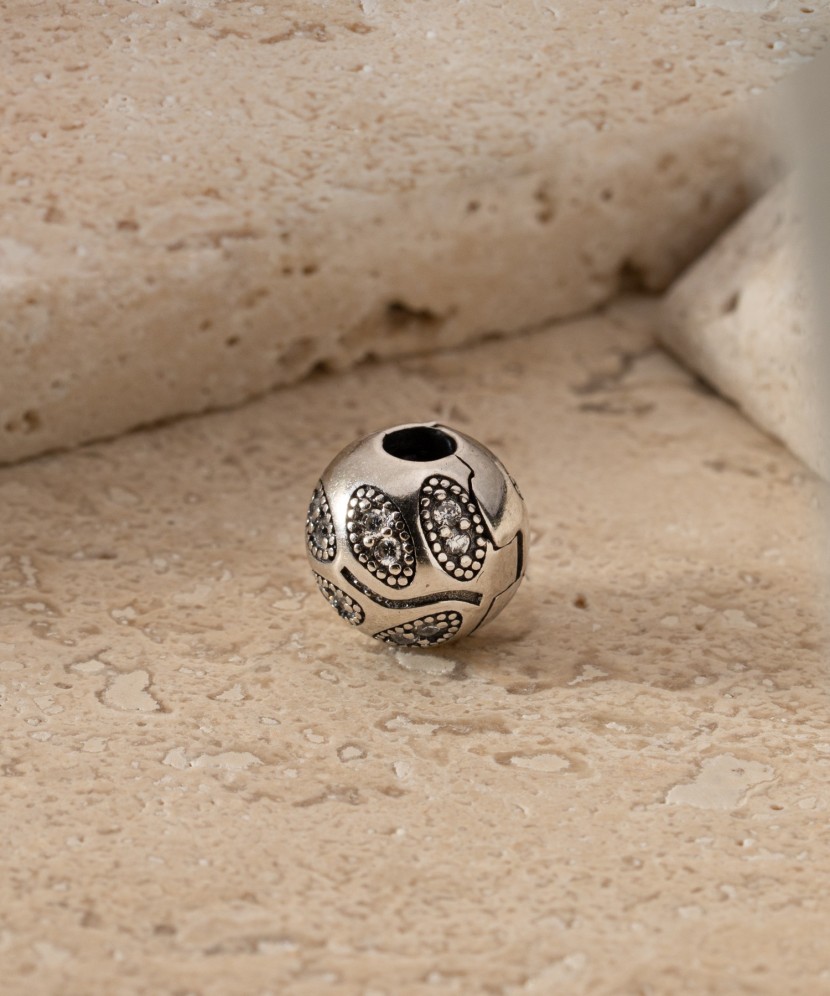 Hopeariipus zirkoneilla "saalis"