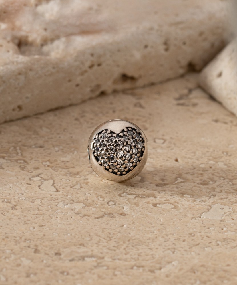 Hopeariipus zirkoneilla "saalis"