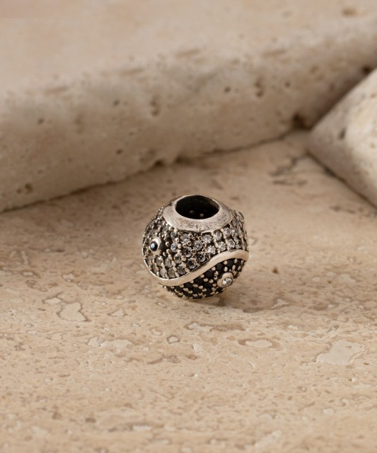 Hopeariipus zirkoneilla "saalis"