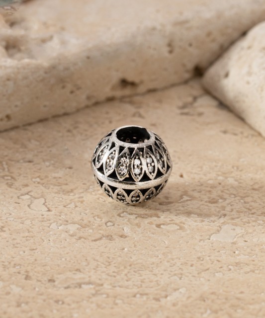 Sterling silver pendant with zircons