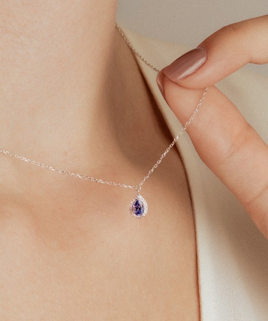 White gold chain with tanzanite and diamond pendant