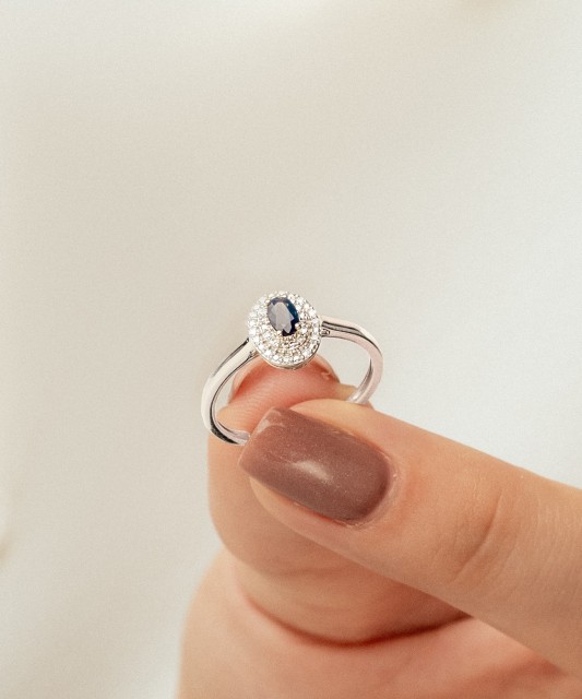 White gold ring with sapphire and diamonds