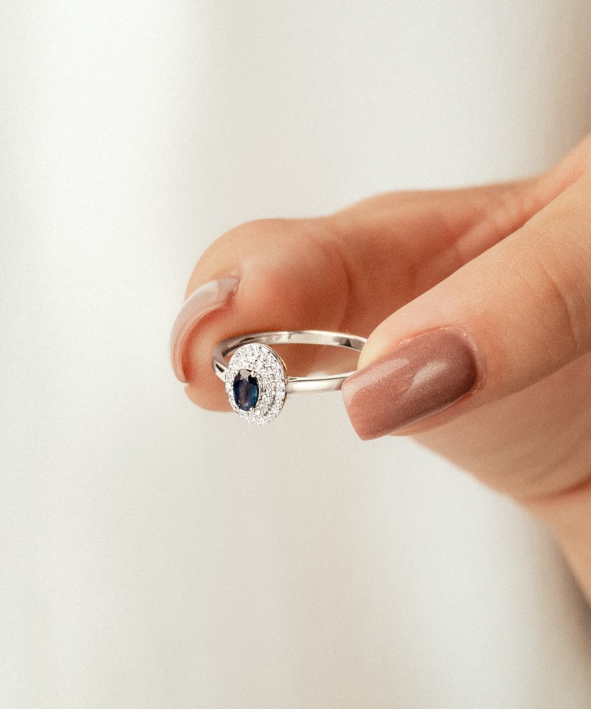 White gold ring with sapphire and diamonds