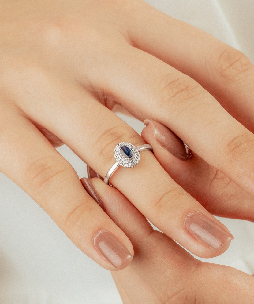 White gold ring with sapphire and diamonds
