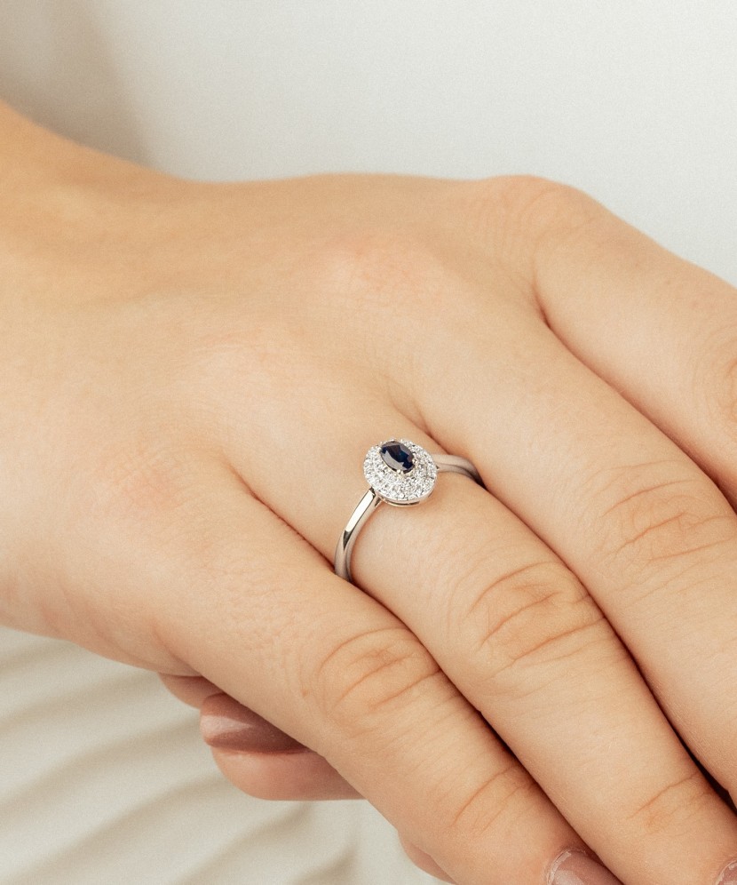 White gold ring with sapphire and diamonds