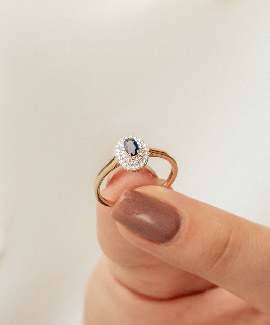 Yellow gold ring with sapphire and diamonds