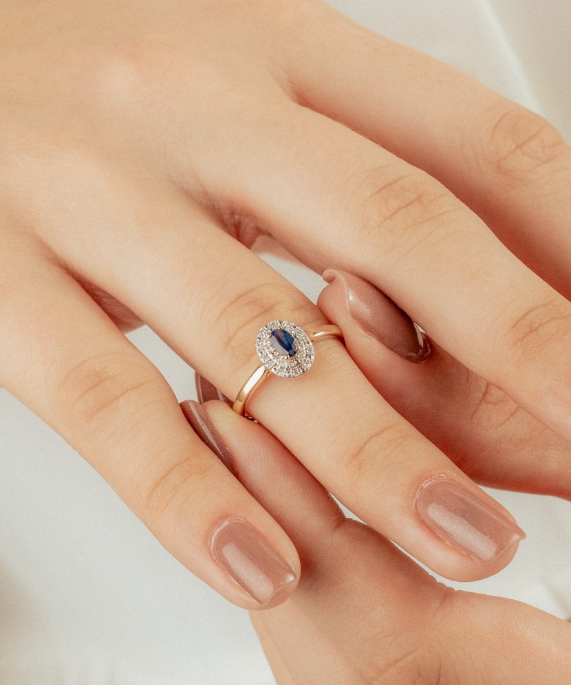 Yellow gold ring with sapphire and diamonds