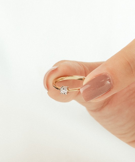 Keltainen kultasormus timanteilla