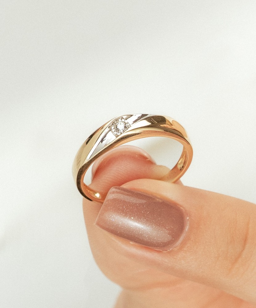 Keltainen kultasormus timanteilla