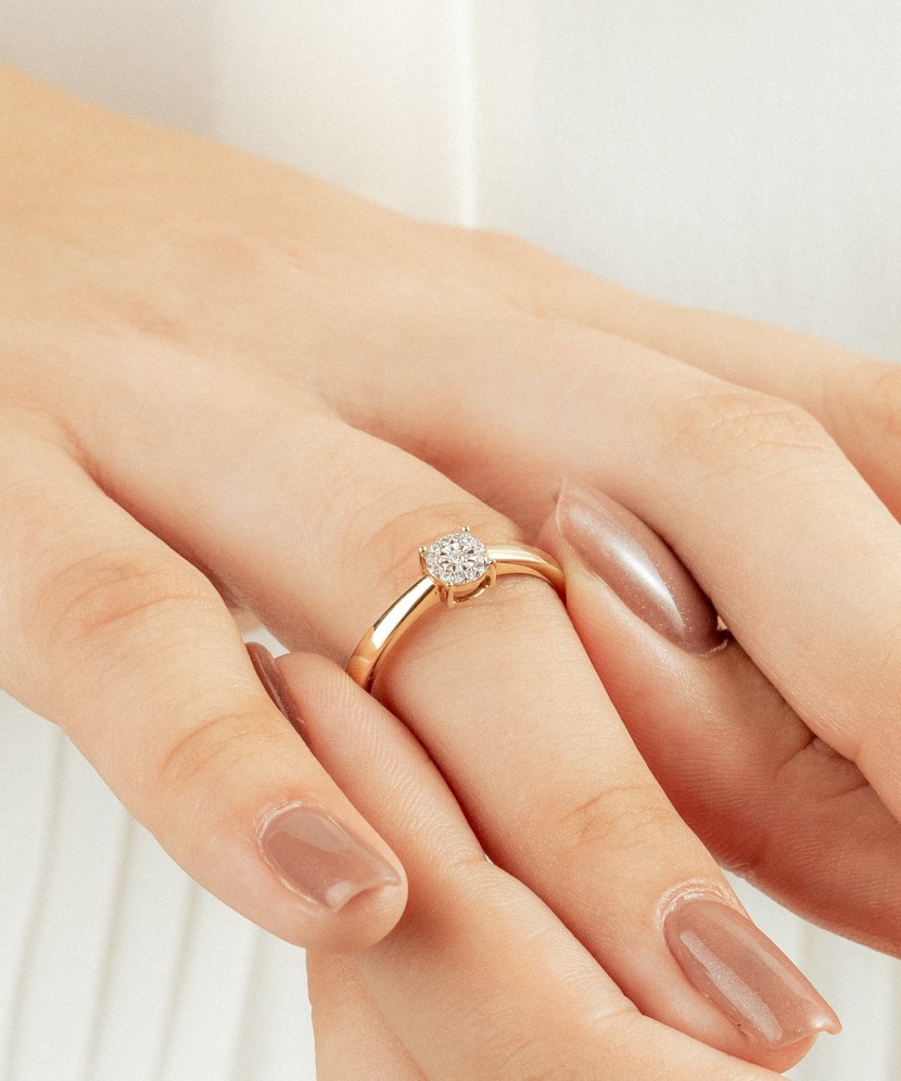 Keltainen kultasormus timanteilla