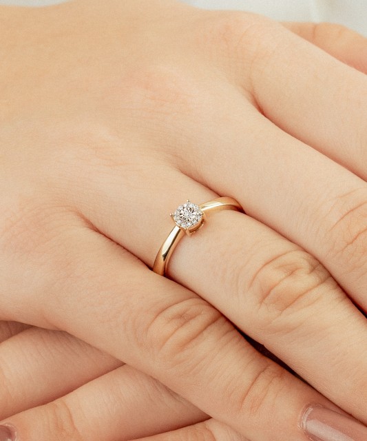 Keltainen kultasormus timanteilla