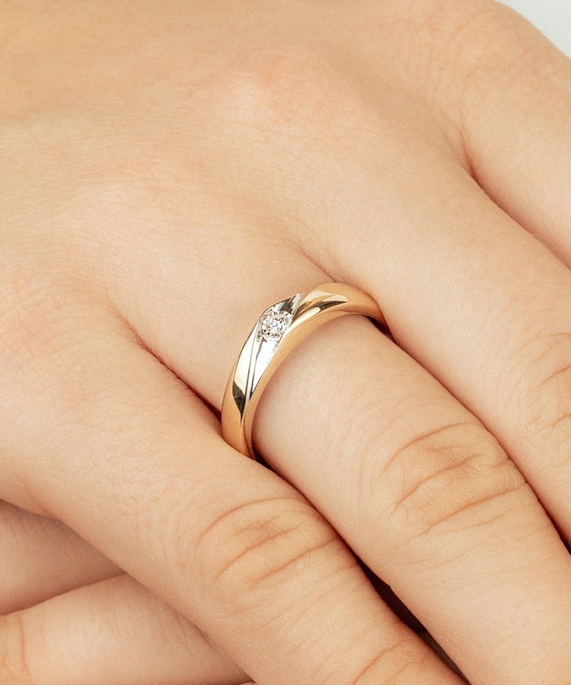 Yellow Gold ring with diamond