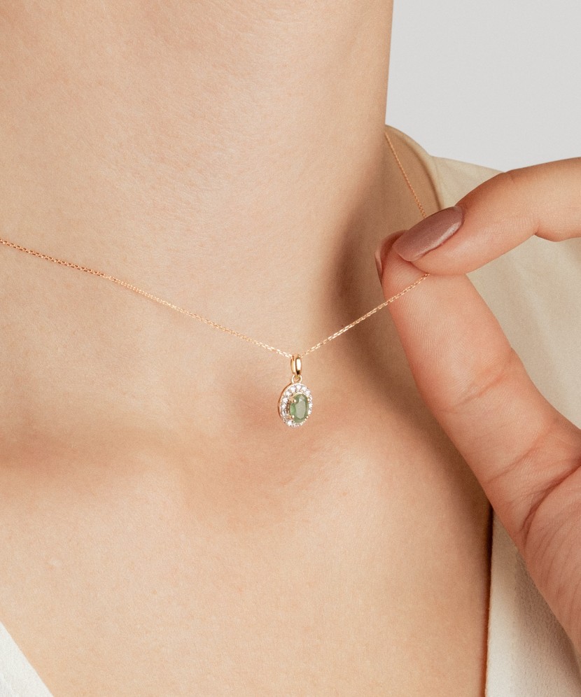 Yellow gold pendant with emerald and diamonds