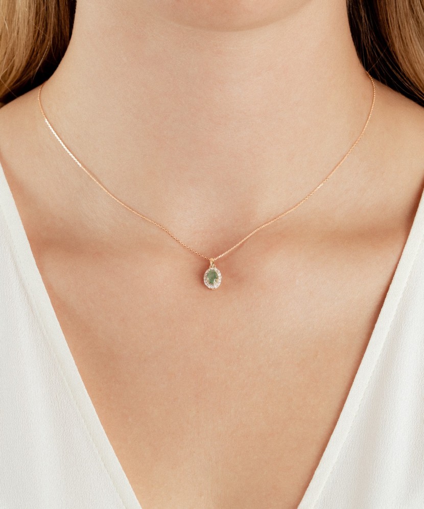 Yellow gold pendant with emerald and diamonds