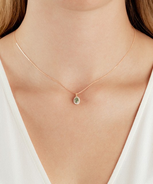 Yellow gold pendant with emerald and diamonds
