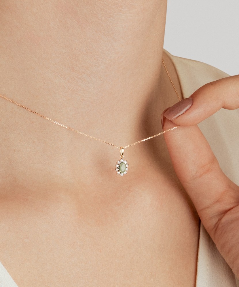 Yellow gold pendant with emerald and diamonds