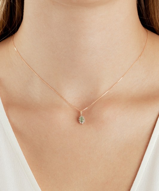 Yellow gold pendant with emerald and diamonds