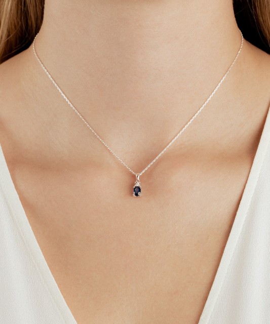 White gold pendant with sapphire and diamonds