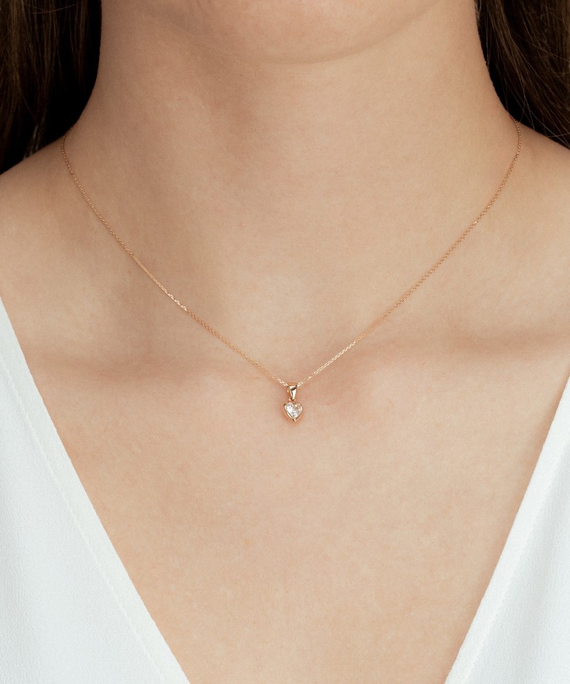 Gold pendant with zirconium "heart"