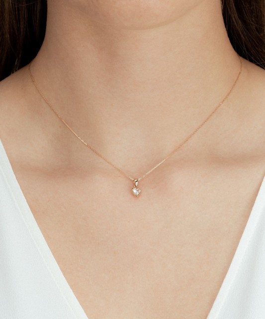 Gold pendant with zirconium "heart"