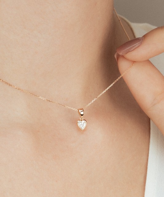 Gold pendant with zirconium "heart"