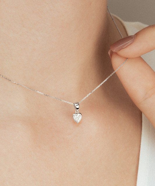 White gold pendant with zirconium "heart"