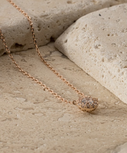 Gold chain with zirconium pendant
