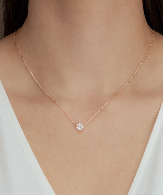 Gold chain with zirconium pendant