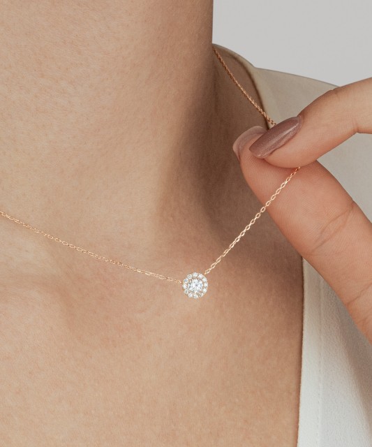 Kultainen kaulakoru zirkoniriipuksella