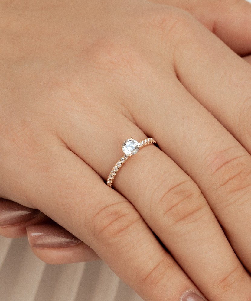 Gold ring with zircons