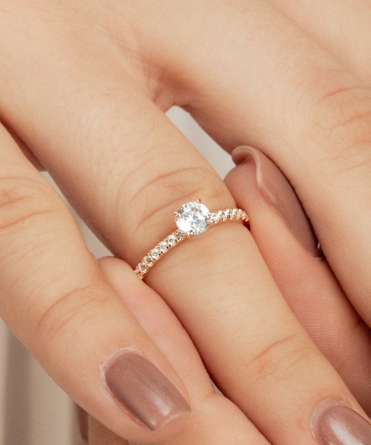 Gold ring with zircons