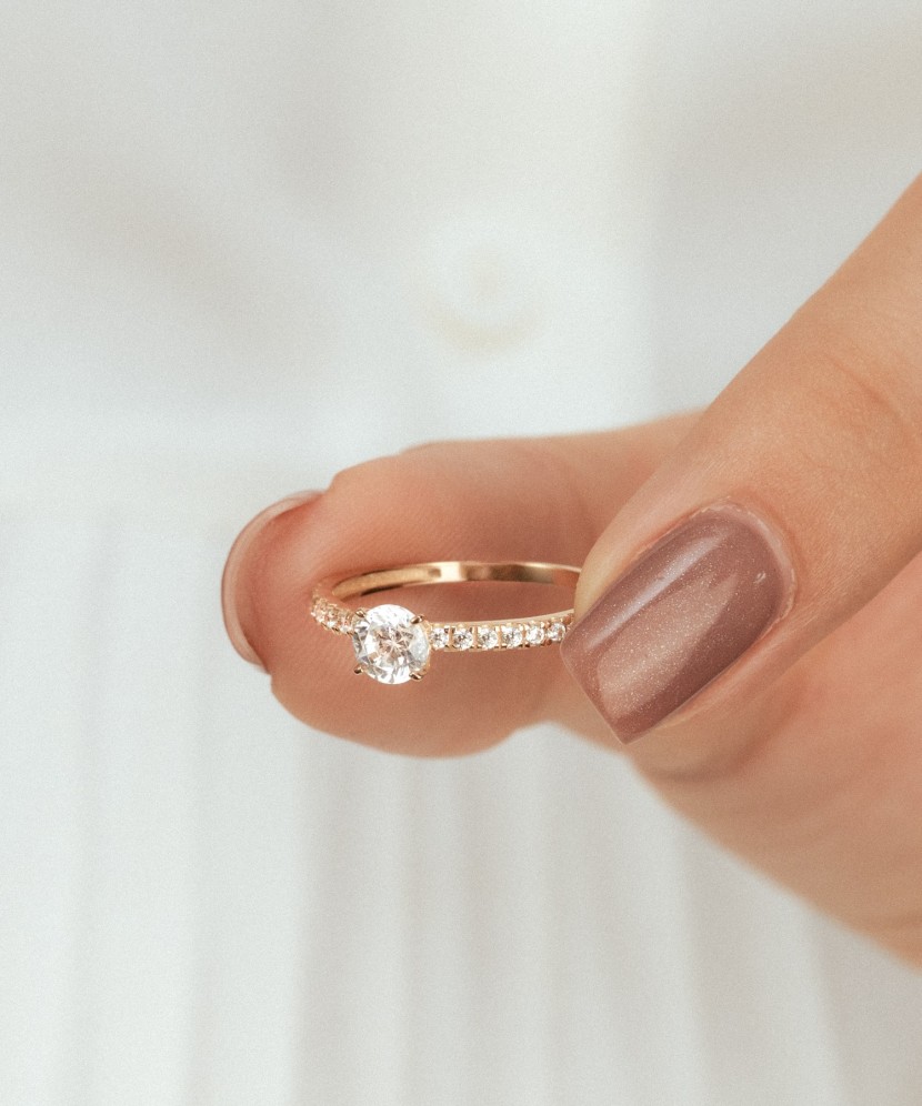 Gold ring with zircons