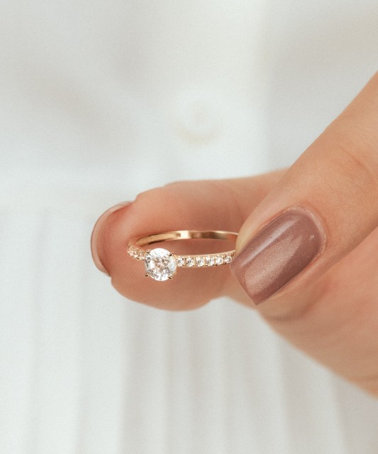 Gold ring with zircons