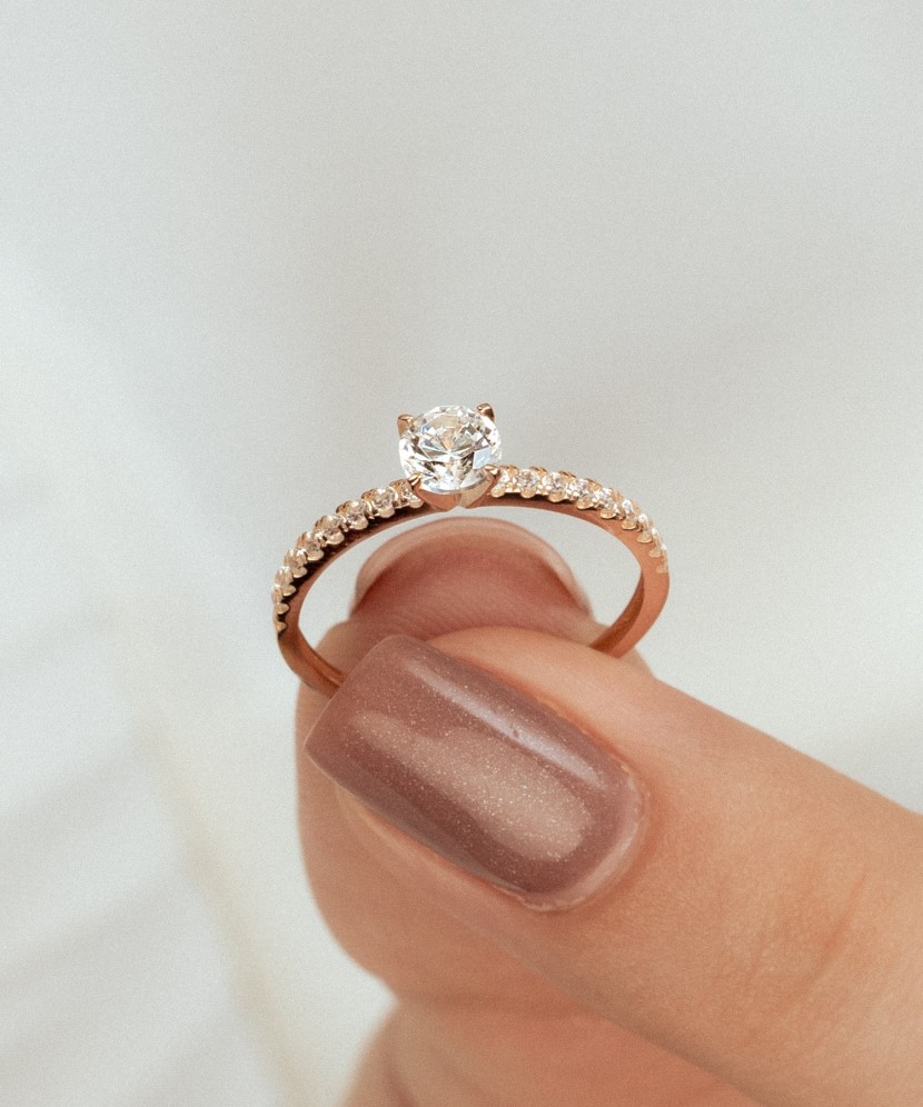 Kultasormus zirkoneilla