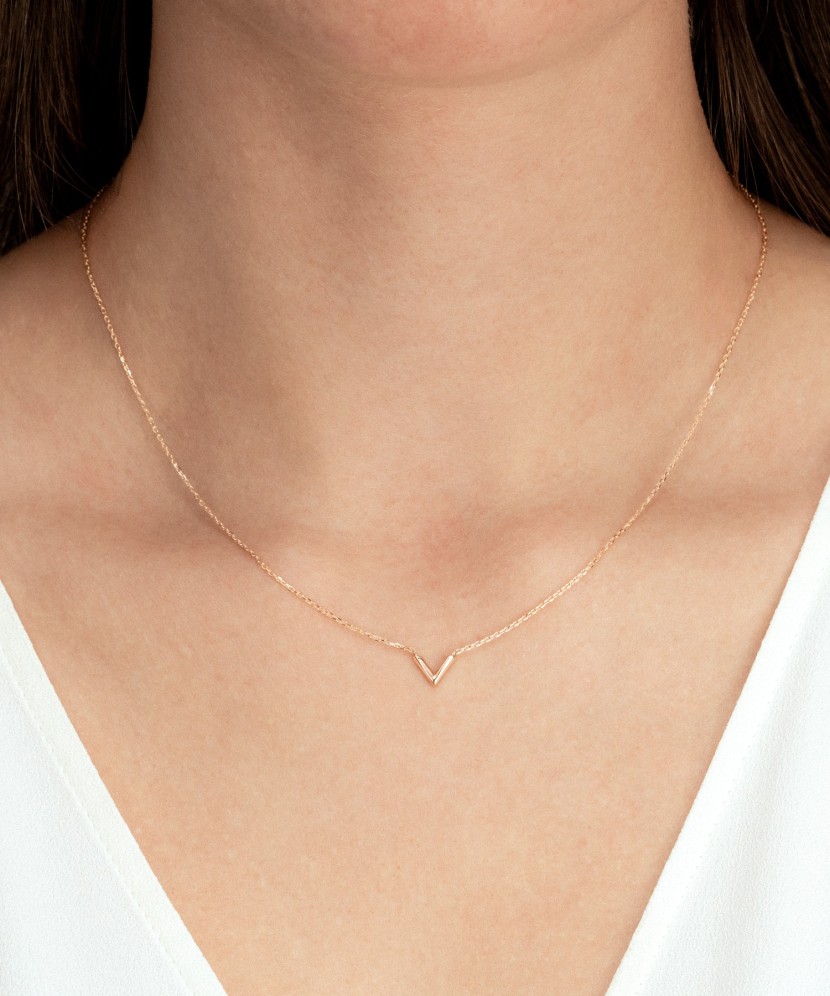 Kultainen ketju riipuksella