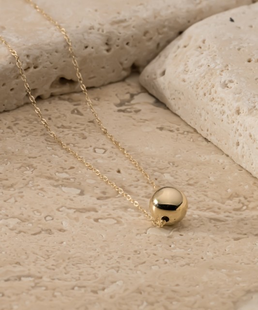Yellow gold chain with pendant