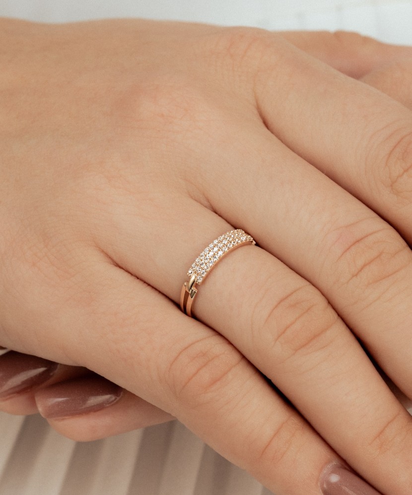 Gold ring with zircons