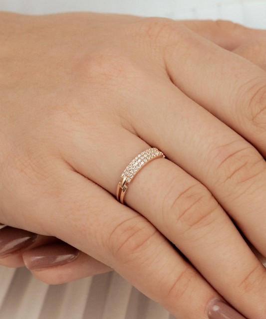 Kultasormus zirkoneilla