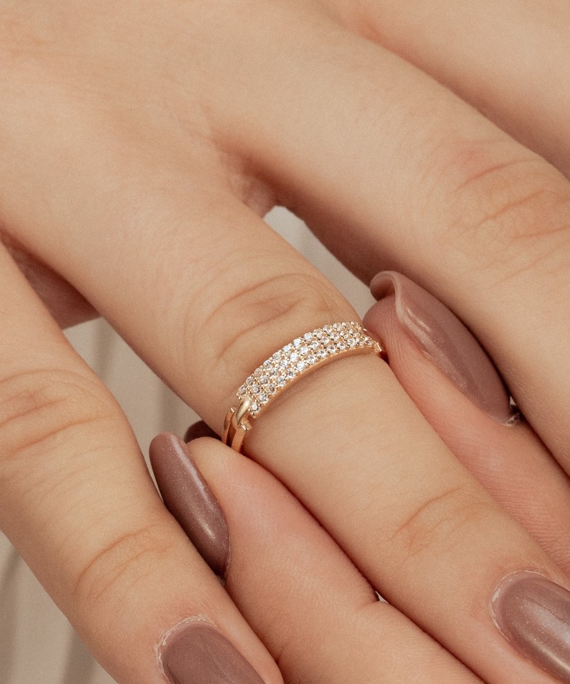 Kultasormus zirkoneilla