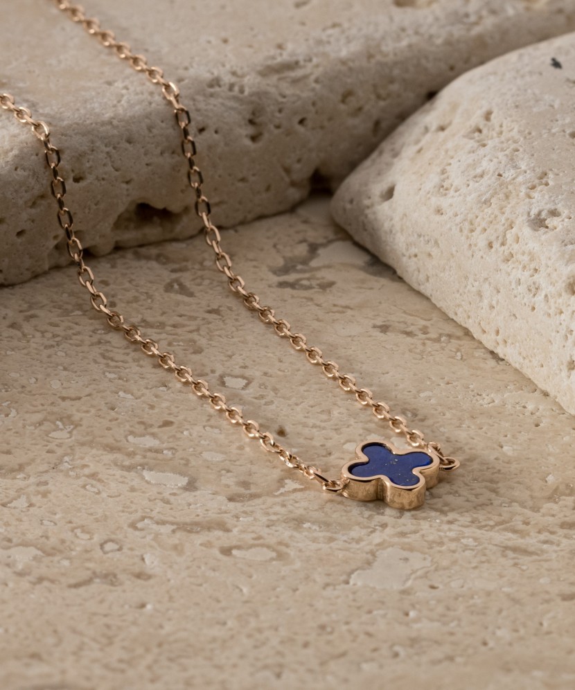 Kultainen ketju riipuksella