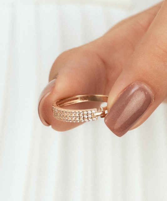 Kultasormus zirkoneilla